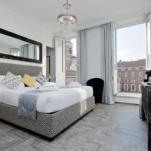 https://della-croce-rooms.it-romehotels.com